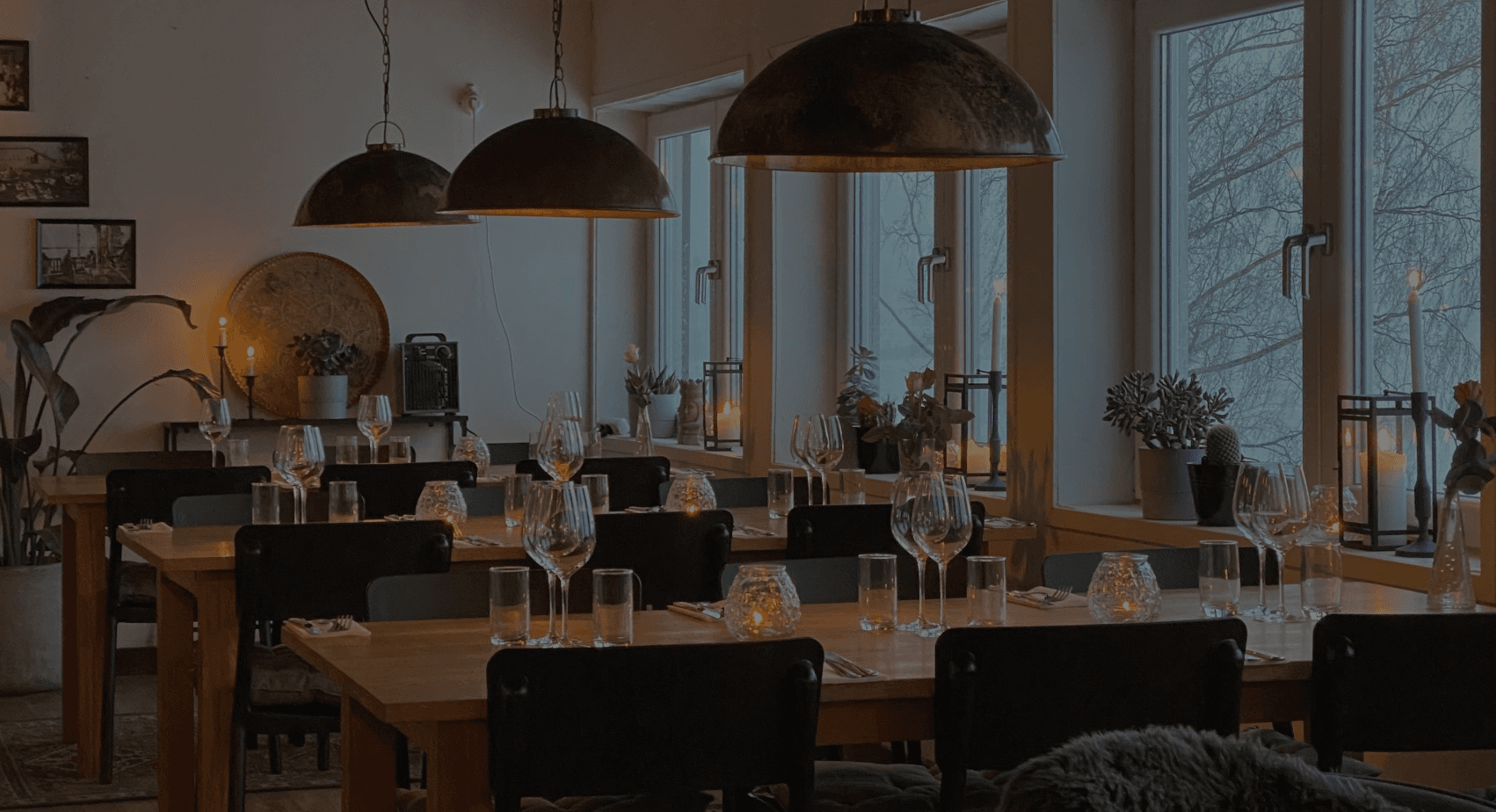 Varm restaurangmiljö med dukade bord hos Sjöbacken i Ockelbo